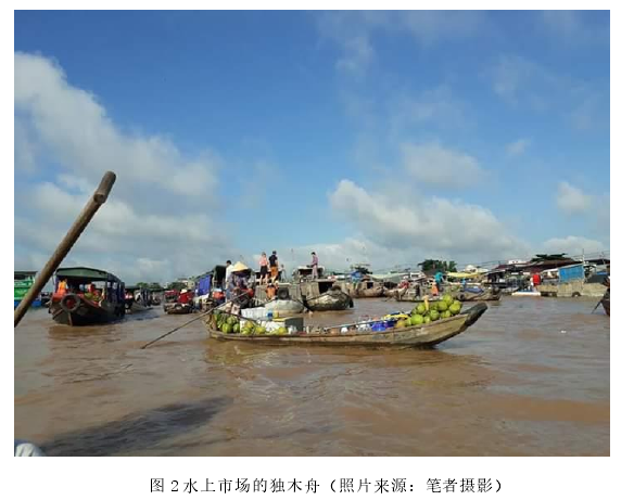 图 2 水上市场的独木舟（照片来源：笔者摄影） 